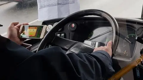 Niebezpieczna sytuacja w autobusie. "Kierowca jedzie i gra w grę"
