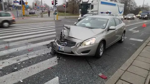 Kolizja volvo i hondy na Mokotowie