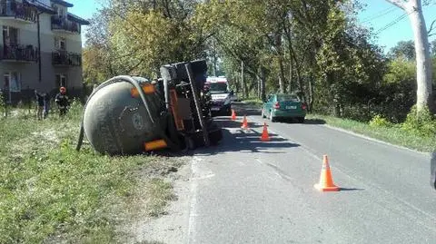 "Nie dostosował prędkości". Szambiarka na boku