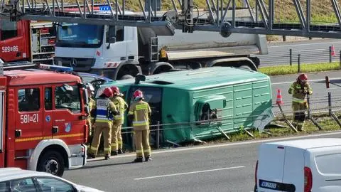 Auto na boku przy węźle Opacz