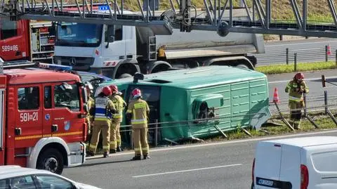 Auto na boku przy węźle Opacz