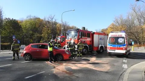 Rozbite auta na Ludnej. "Kierowcy spierali się, który z nich miał zielone światło"
