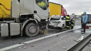 Ciężarówka wjechała w stojące w korku samochody