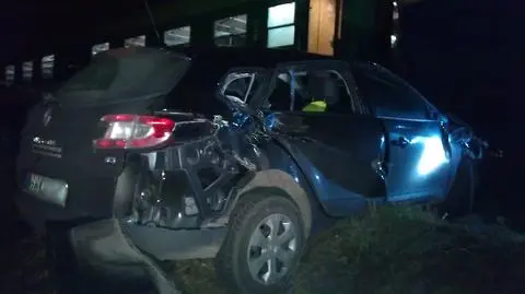 Samochód wjechał pod pociąg. "Ranny kierowca" 