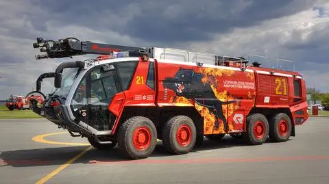 Czarna pantera na wozach lotniskowej straży