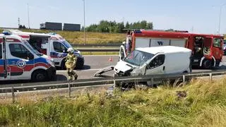 Zderzenie busa z ciężarówką na obwodnicy Janek