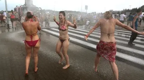 W Modlinie jak na plaży: goście w strojach kąpielowych