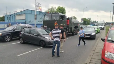 Wjechała pod wojskową ciężarówkę. Toyota w poprzek Wisłostrady