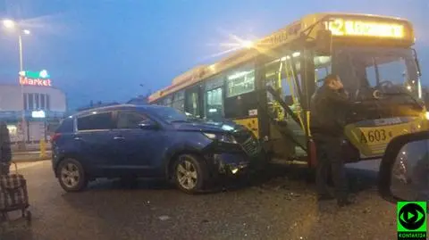 Zderzenie samochodu i autobusu. Przyczyny bada policja