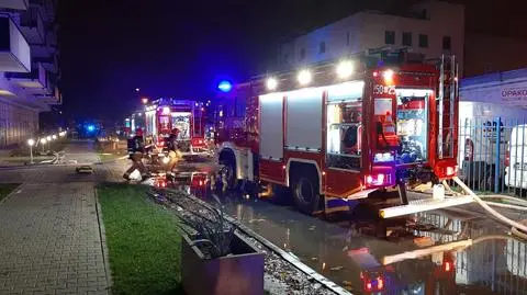 Pożar w garażu podziemnym na Odolanach. Spłonęły dwa samochody