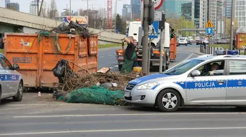 Gałęzie utrudniały ruch na rondzie