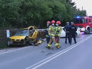 Samochód uderzył w słup i zaparkowane auto