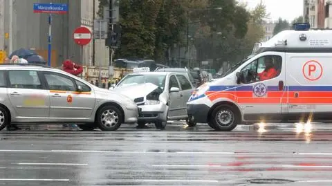 Skoda i peugeot zderzyły się na Marszałkowskiej