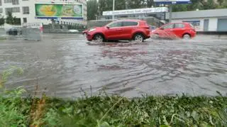 Zalana jezdnia przy moście Poniatowskiego