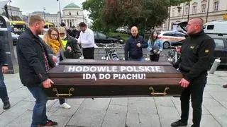 Rolnicy przywieźli ze sobą trumnę