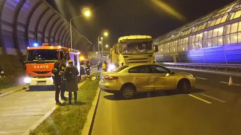 S8: renault zderzyło się z ciężarówką