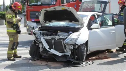 Rozbite auta i uszkodzona latarnia. Jedna osoba trafiła do szpitala