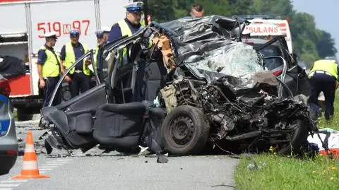 Tragedia na krajowej "50". Czołowe zderzenie z tirem. Nie żyją dwaj kierowcy i dwójka dzieci