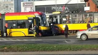 Samochód zakleszczył się pomiędzy tramwajami