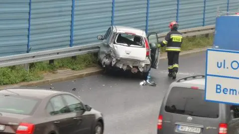 Aleja Prymasa Tysiąclecia: auto uderzyło w barierki