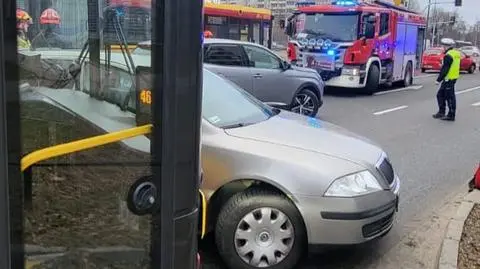 Zderzenie dwóch samochodów z autobusem