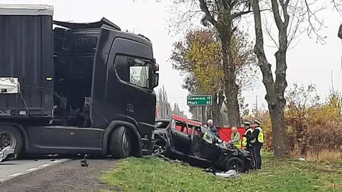 Zakleszczony kierowca i akcja ratunkowa po wypadku na krajowej "62". Nie żyje jedna osoba