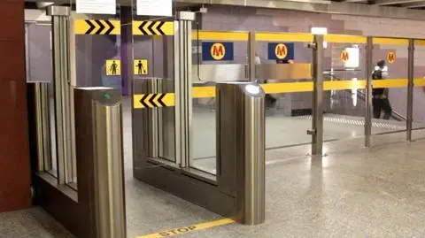 Metro: bramki na kody QR okazały się za drogie