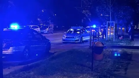 Podeszło do niego dwóch mężczyzn. Jeden uderzył, drugi pchnął nożem w brzuch