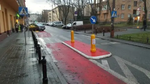 Słupki na chodniku, pas dla rowerów i awantura, bo mieszkańcy wolą parking