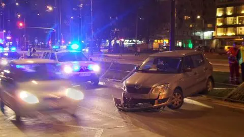 Betoniarka zderzyła się ze skodą. "Osobówka zepchnięta na barierki"