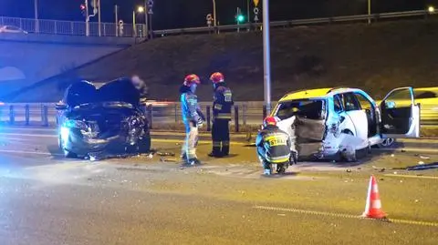 Dwa rozbite auta na S8. Kierowca trafił do szpitala