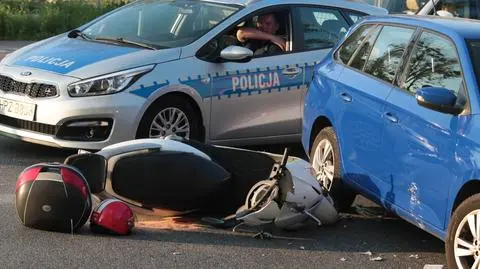 Skuterzysta wjechał w samochód. Ma uraz głowy i złamaną rękę