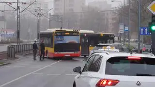 Zepsuty autobus na torowisku 