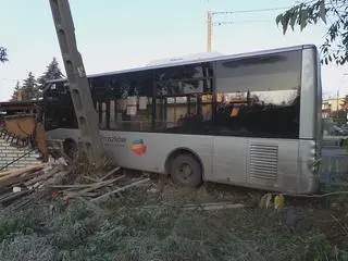 Autobus uderzył w ogrodzenie