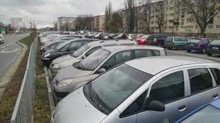 Na Bielanach parkuje coraz więcej samochodów