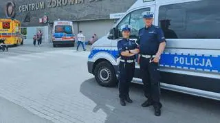 Policjanci eskortowali rodzinę do szpitala