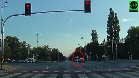 Było czerwone, ale nie zamierzał czekać. O włos od potrącenia pieszej na Mokotowie