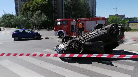 Zderzenie na Kaczmarskiego. Auto na dachu