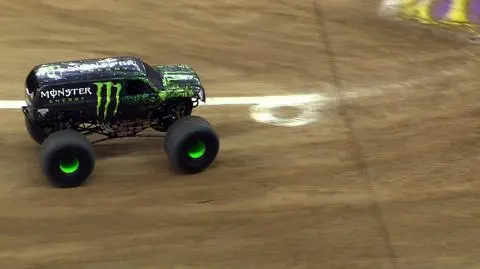 Monster trucki ścigały się na Stadionie Narodowym