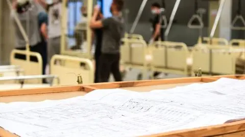 Wnętrze szpitala tymczasowego na Stadionie Narodowym