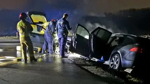 "Uderzył w jaguara i oddalił się". Po kolizji auta stanęły w ogniu