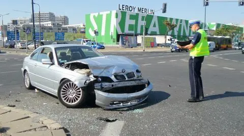 Zderzenie BMW i subaru. "Kierowca wjechał na czerwonym" 