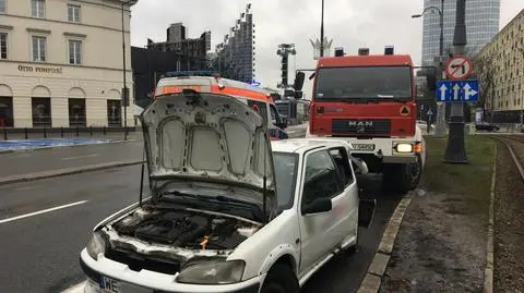 Peugeot uderzył w latarnię. Poszkodowani pasażerowie