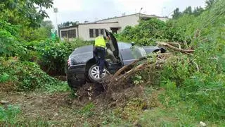 Auto terenowe wypadło z drogi na Gocławiu 