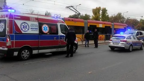 Bójka przeniosła się z tramwaju na przystanek. Jeden z mężczyzn groził dwóm innym nożem  