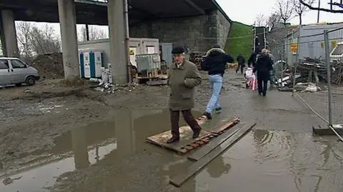 Przez błoto na przystanek