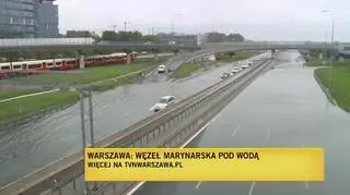 Jadą zalaną trasą