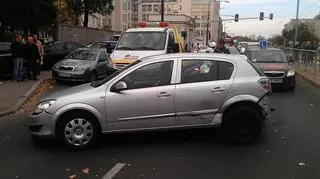 Opel astra wjechał w barierki na Grochowskiej