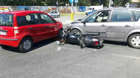 Zderzenie motocykla i dwóch aut przy Marsa