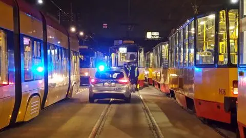 Zatoczył się i uderzył w bok tramwaju
